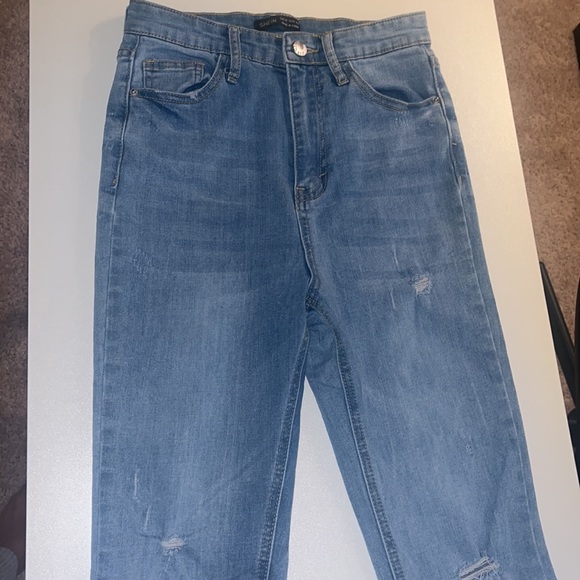 Light wash ripped high waist thick stretchy jeans 💙 - Picture 2 of 8